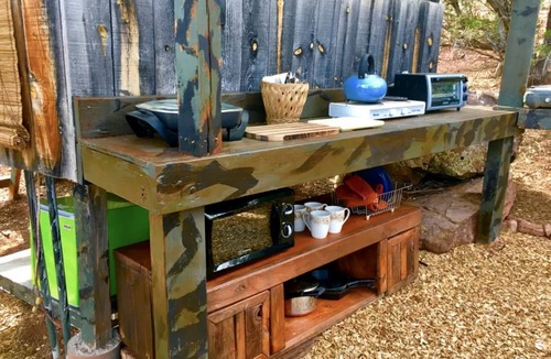 Zuzax Cabin | Rustic Tree House Rental with a Fire Pit in Bernalillo County, New Mexico