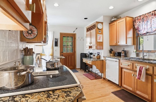 Merriam Park West Hotel | Rustic Urban Retreat - 1 Block to St. Thomas - Cedarwood Sauna & Sunny Deck