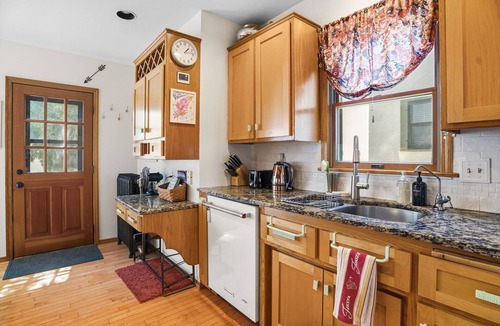 Merriam Park West Hotel | Rustic Urban Retreat - 1 Block to St. Thomas - Cedarwood Sauna & Sunny Deck