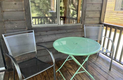 Garberville Cabin | Rustic vacation getaway