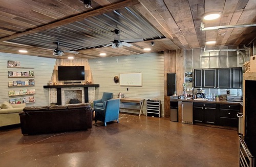 Denver House | Rustic Valley/TN River-Kentucky Lake Retreat. Sleeps 8.