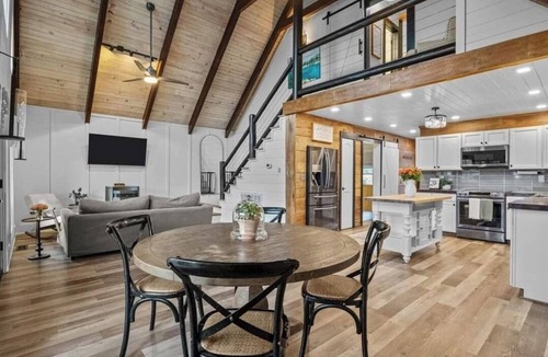 Denver House | Rustic Valley/TN River-Kentucky Lake Retreat. Sleeps 8.
