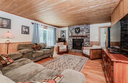 Northern Bruce Peninsula House | Rustic Vibes w Pool and Hot Tub - Tobermory