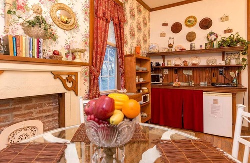 Marble Falls Cottage | Rustic Victorian-Style Cottage Rental with Clawfoot Bathtub on Hamilton Creek, Texas