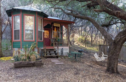 Marble Falls Cottage | Rustic Victorian-Style Cottage Rental with Clawfoot Bathtub on Hamilton Creek, Texas