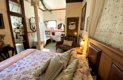 Marble Falls House | Rustic Victorian-Style Cottage Rental with Clawfoot Bathtub on Hamilton Creek, Texas