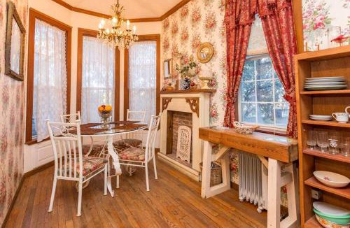 Marble Falls House | Rustic Victorian-Style Cottage Rental with Clawfoot Bathtub on Hamilton Creek, Texas