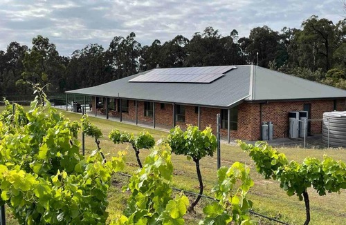 Lovedale House | Rustic Vineyard Retreat 6bed 6bth Pool