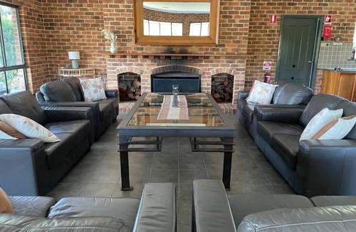 Lovedale House | Rustic Vineyard Retreat 6bed 6bth Pool