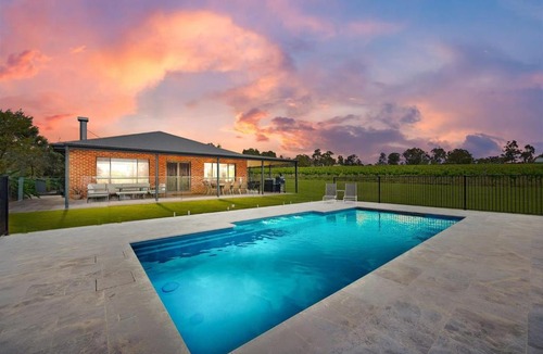 Lovedale House | Rustic Vineyard Retreat 6bed 6bth Pool