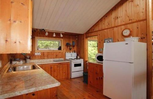 Tobermory House | Rustic Waterfront Kayak Near National Park