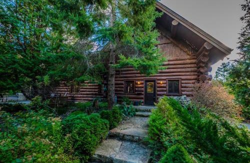 Lion's Head House | Rustic Waterfront Log Cabin