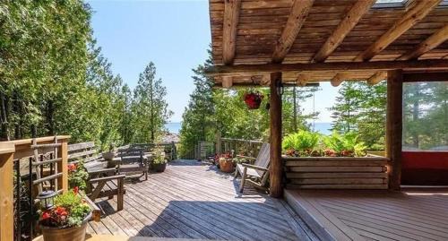 Lion's Head House | Rustic Waterfront Log Cabin