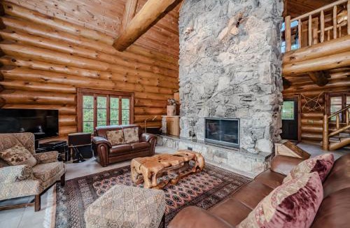 Lion's Head House | Rustic Waterfront Log Cabin
