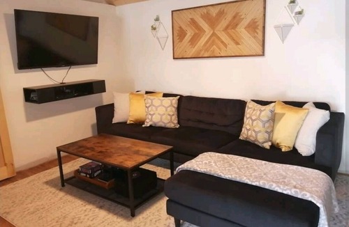 Novar Cottage | Rustic Waterfront Oudaze Lake Cottage