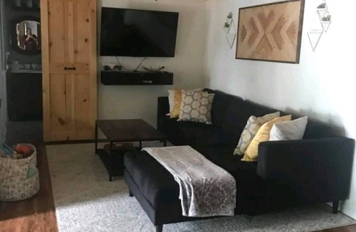 Novar Cottage | Rustic Waterfront Oudaze Lake Cottage