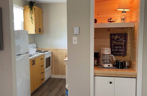 Port Blandford Cabin | Rustic Wave Cottages-Cabin #4