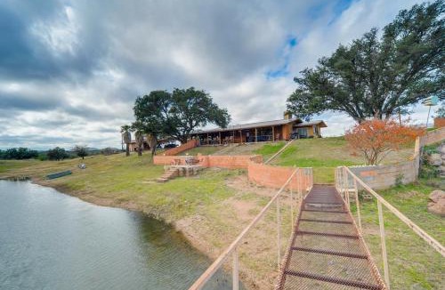 Llano House | Rustic & Western House on Lake - Swim & Fish!
