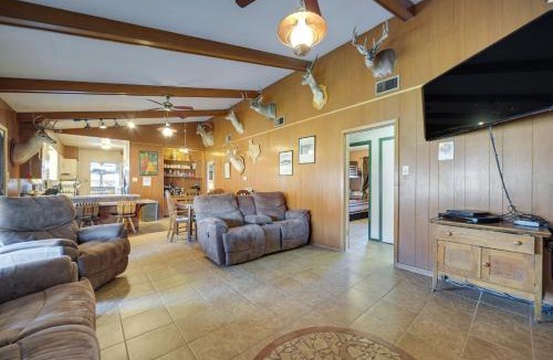 Llano House | Rustic & Western House on Lake - Swim & Fish!