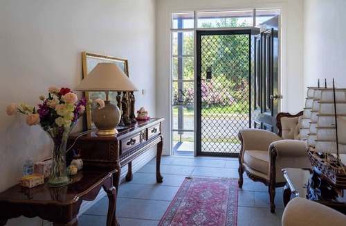 Labertouche House | Rustic Winery Villa | Queen + Single Bed Room3 with En-Suite