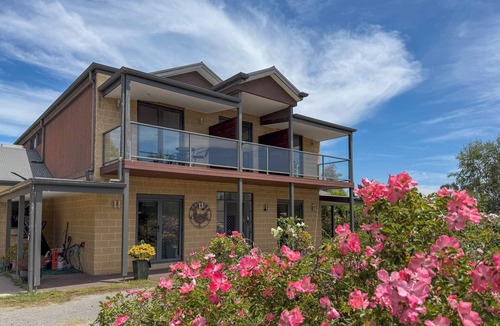 Labertouche House | Rustic Winery Villa | Queen + Single Bed Room3 with En-Suite