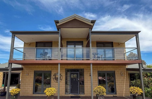 Labertouche House | Rustic Winery Villa | Queen + Single Bed Room3 with En-Suite