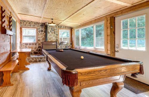 Palestine House | Rustic, Woodsy Cabin in Palestine w/Pool Table!