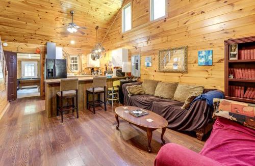 Palestine House | Rustic, Woodsy Cabin in Palestine w/Pool Table!