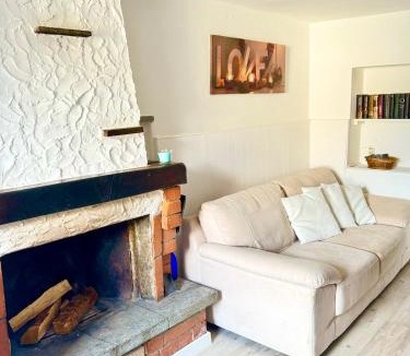 Contone Apartment | Rustico di Pietra con Camino nel Borgo Antico