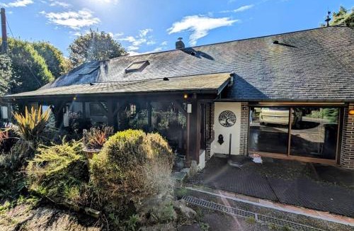 Rai House | Rustique & authentique maison au vert