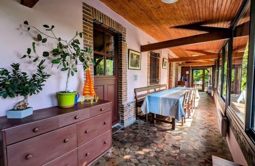 Rai House | Rustique & authentique maison au vert