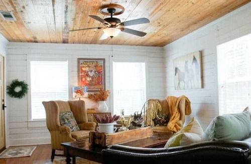 Stephenville House | Rusty Rose Farmhouse on 1/2 acre Near Tarleton
