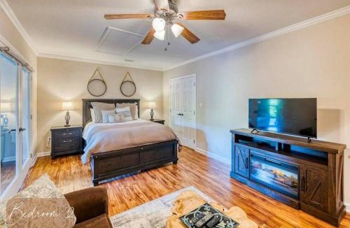 Whiteside House | Rusty's River View: Lux Cabin, Hot Tub, Views