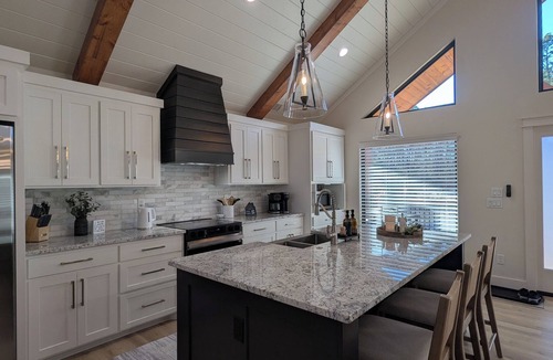 Golden House | Ruvic Retreat — The Perfect Luxury Getaway. Secluded, No Neighbors w/Hot Tub