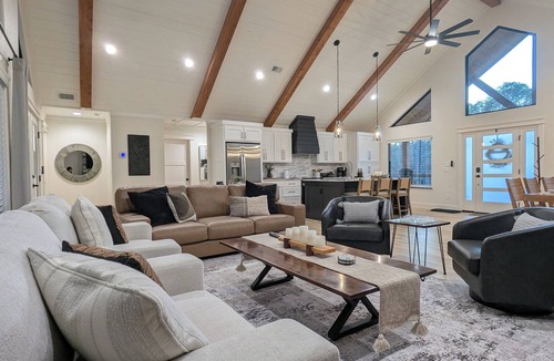 Golden House | Ruvic Retreat — The Perfect Luxury Getaway. Secluded, No Neighbors w/Hot Tub