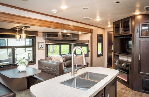 Kenora Resort | RV 1 Hill Top with amazing Lake Views c/w Queen Bed and Bunks