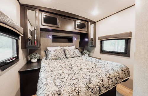Kenora Resort | RV 1 Hill Top with amazing Lake Views c/w Queen Bed and Bunks
