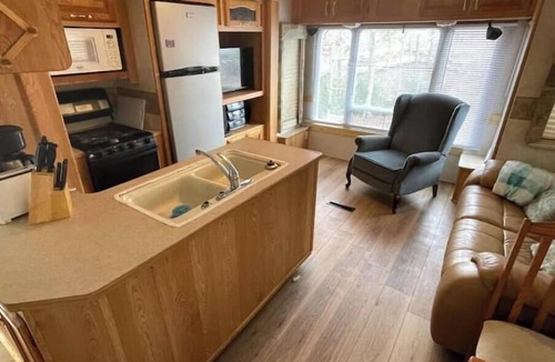 Onalaska House | RV#3, 3 slides, covered deck, lake activities