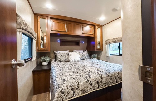 Kenora Resort | RV 6 Spacious Bunkhouse w/Gaming Chairs w/Privacy
