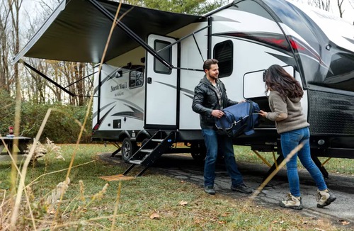 Lonergan RV Rental | RV Camping Site with Water, Electric and Sewer Hookups!