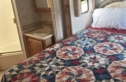 Warrensburg House | RV close to University of Central Missouri and Whiteman Air Force Base