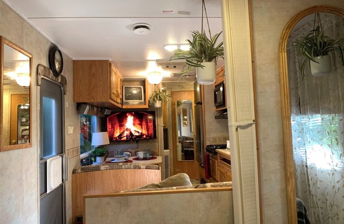 Little Ranches House | RV Efficiency w/pool access -quiet, clean, cable/wifi, utilities included-
