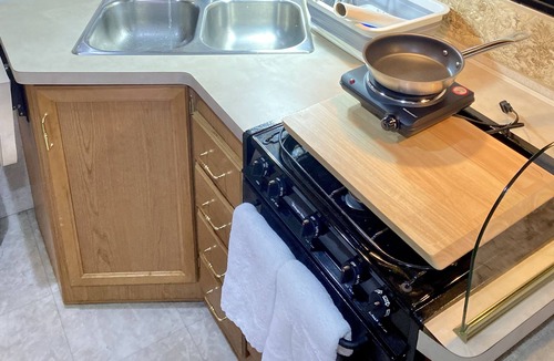 Bandera House | RV for Two|Walk to River|By Wildhorse Saloon! 3 min Main Street!