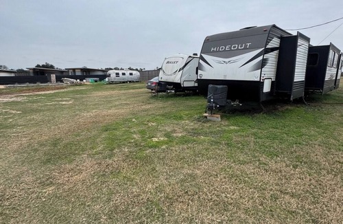 Round Top RV Rental | RV Spot #6 @ The Halles