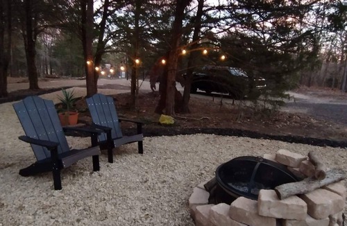 Murchison RV Rental | RV w/Lake Access - 4 acre Private Retreat