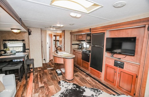 Cedar Lane Cabin | (RV2) Paradise in Sargent. Saltwater canal, minutes to ICW and beach.
