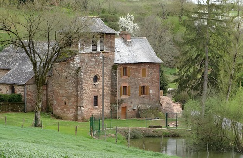 Villecomtal House | Ségonzac Cottage: Lake View, Private Terrace & Wi-Fi