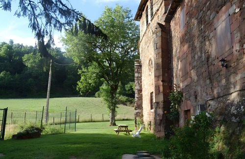 Villecomtal House | Ségonzac Cottage: Lake View, Private Terrace & Wi-Fi