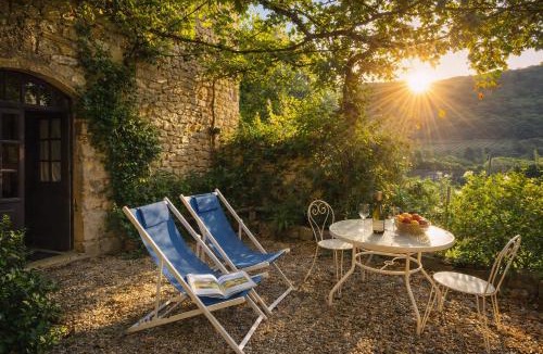 Autoire House | Séjour à deux au Château d'Autoire, studio de charme, tonnelle, vue vallée et village