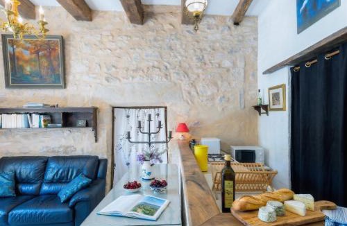 Autoire House | Séjour à deux au Château d'Autoire, studio de charme, tonnelle, vue vallée et village